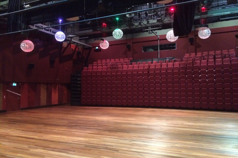 Schuren en onderhoud houten vloer Theater Zinin Nijverdal